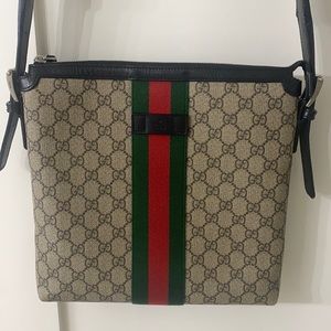 GUCCI Supreme Messenger bag